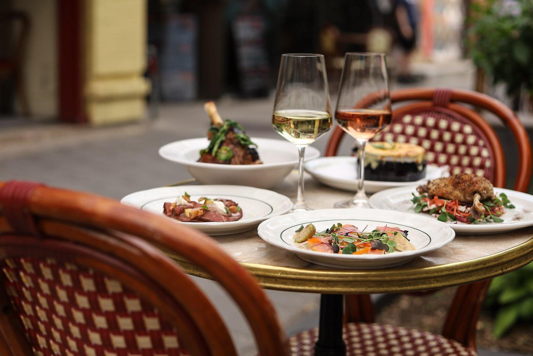 découvrez l'impact des faux avis google sur les restaurants montréalais et comment reconnaître les commentaires authentiques pour faire le meilleur choix culinaire.