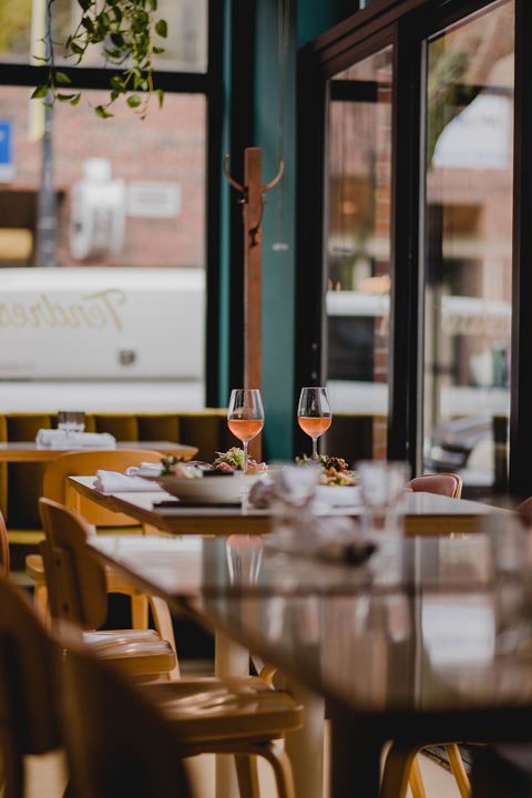 découvrez l'impact des faux avis google sur les restaurants montréalais et apprenez à identifier les avis authentiques pour choisir les meilleures tables de la ville.