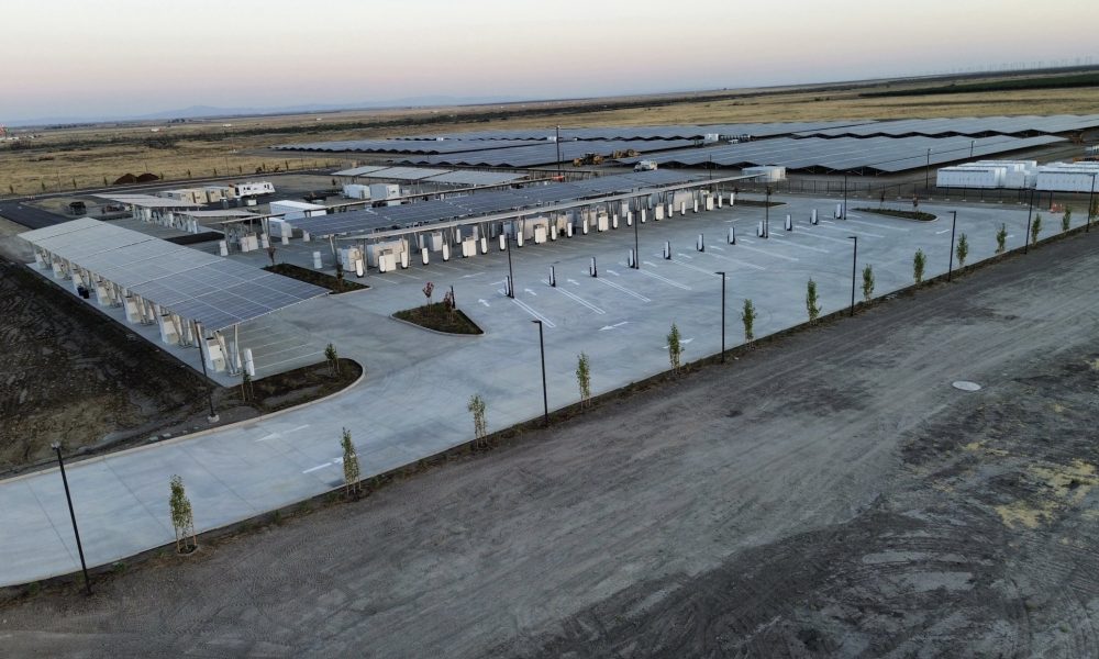 Tesla inaugure son plus grand Superchargeur au monde avec 168 bornes de recharge pour véhicules électriques