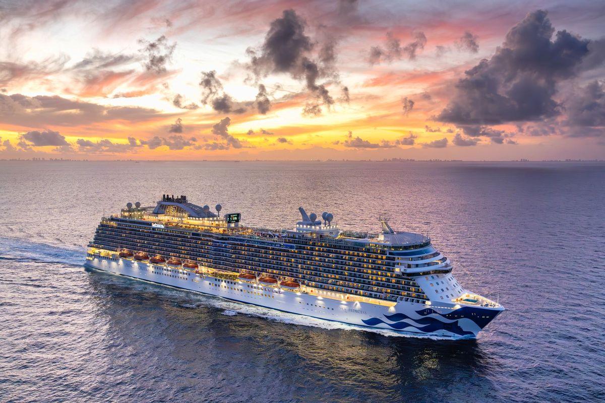 Barco Sky Princess atracado en Port Canaveral