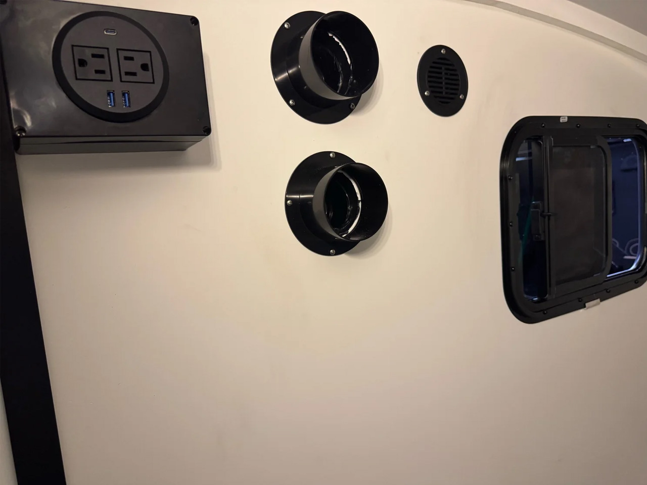 Stubby slide-in camper