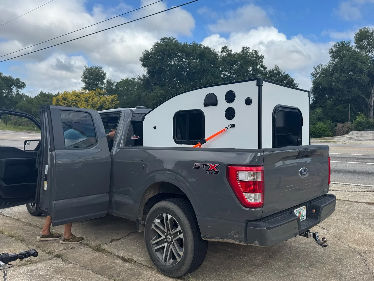 Stubby slide-in camper