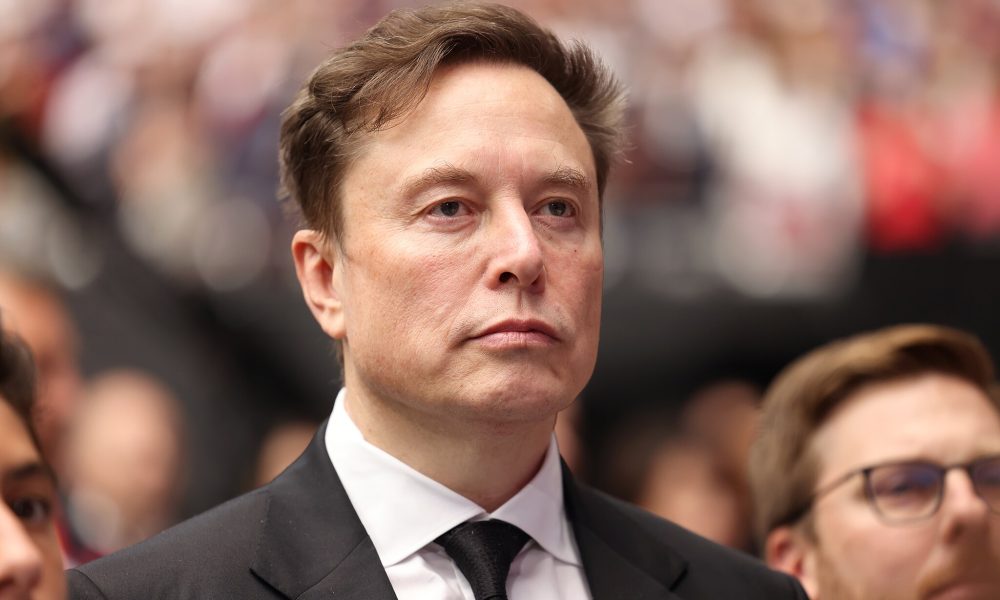 Elon Musk anticipe que l’IA et la robotique pourraient rendre le travail « optionnel » dans deux décennies.