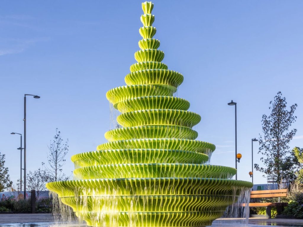 Découvrez Pourquoi Cette Fontaine Verte Éblouissante Rend le Nouveau Quartier de Londres Incontournable !