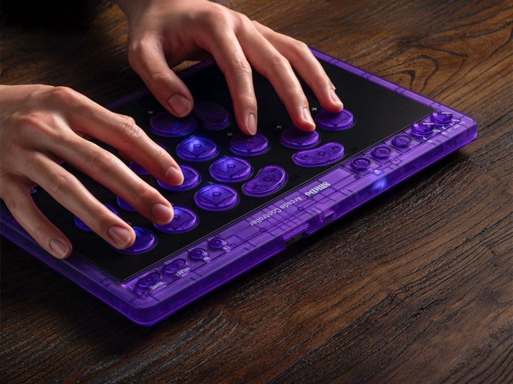 Découvrez le Nouveau Contrôleur Arcade Transparent Violet à 95$ de 8BitDo, Co-Créé avec les Joueurs Esports Pro Vxbao et Zhen !