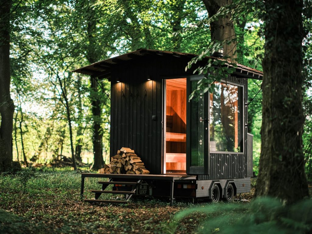 Découvrez le Sauna sur Roues Off-Grid qui Explore les Paysages Sauvages du Royaume-Uni!