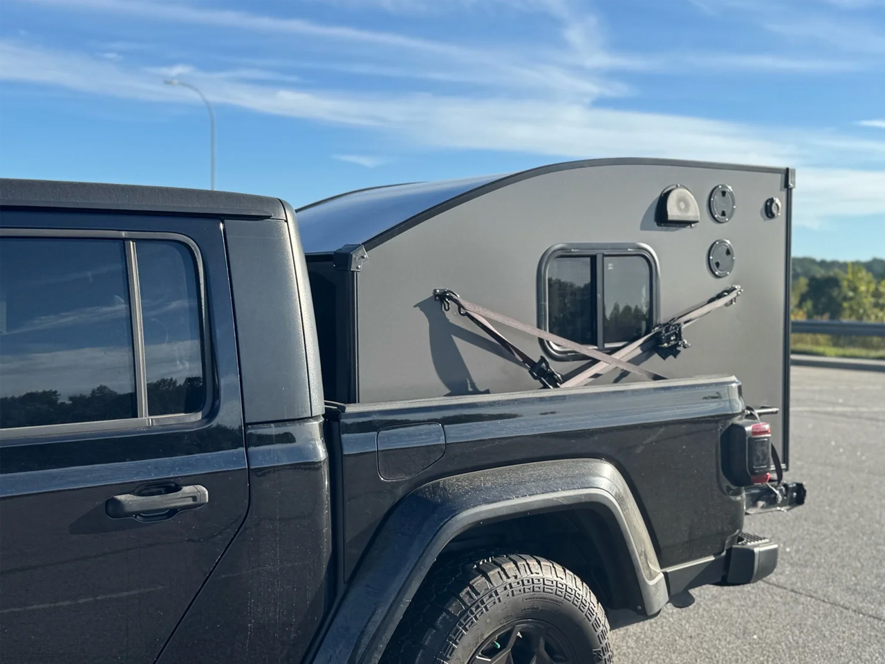 Stubby slide-in camper par Tiny Camper Company