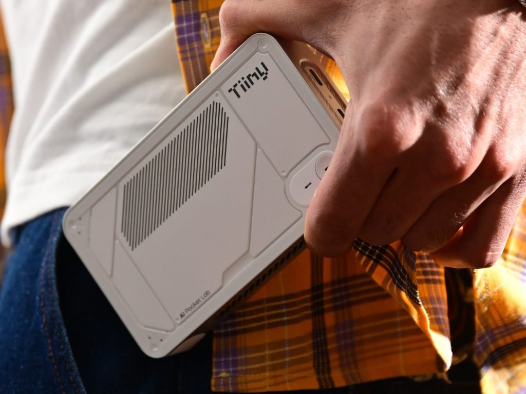Découvrez comment Pocket Lab a miniaturisé un superordinateur AI complet dans un format de power bank !