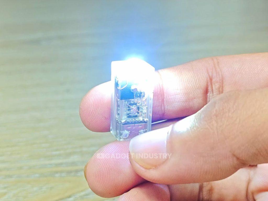 Découvrez la Minuscule Lampe Torche Rechargeable qui Réinvente le EDC ! Vous n’allez pas y croire !