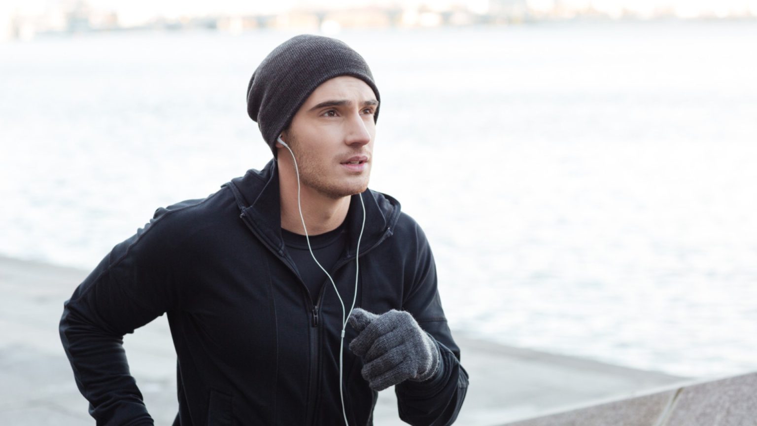 Courir par temps froid : les avantages du bonnet running hiver pour les sportifs