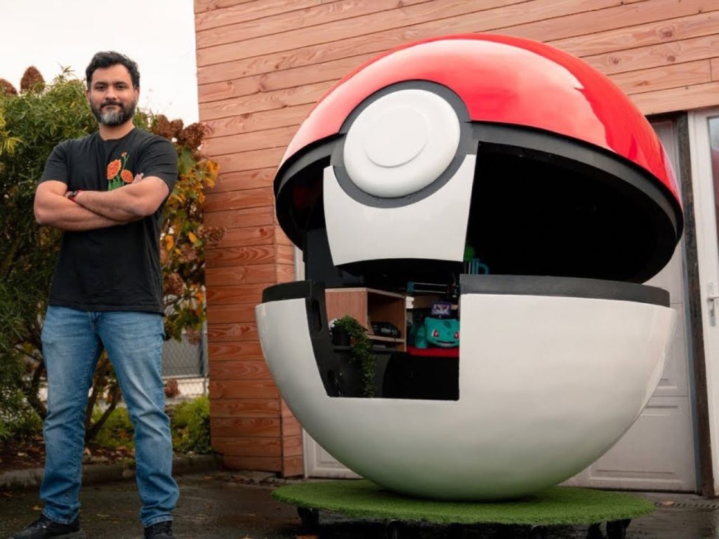 Découvrez cette Pokéball Géante de 6 Pieds avec une Salle de Jeux Intérieure : Un Rêve pour les Fans de Pokémon !