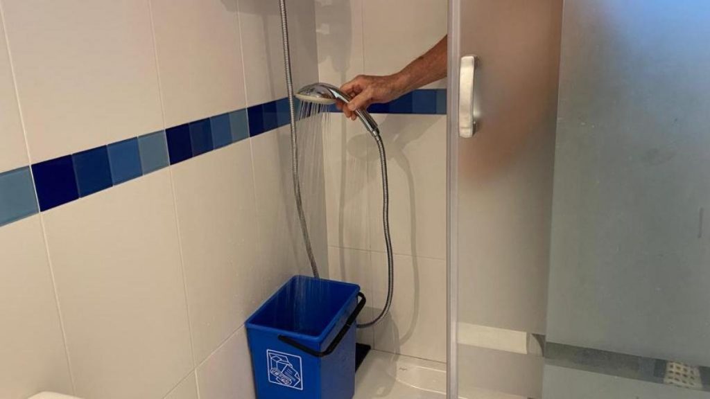 Réutiliser l’eau de la douche : systèmes écologiques et idées pratiques pour économiser l’eau chez soi