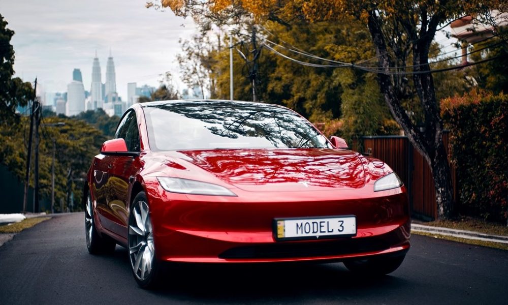 Tesla relance son offre de subvention d’assurance pour le Model 3 en Chine jusqu’au 28 février
Tesla a réintroduit une subvention d’assurance de 8 000 yuans (environ 1 150 dollars) pour l’achat de toutes les variantes du Model 3 en Chine. Cette offre est valable pour les commandes passées avant le 28 février. Les prix après subvention sont les suivants :
Version propulsion arrière : 227 500 yuans (environ 31 400 dollars)
Version longue autonomie à traction intégrale : 259 500 yuans (environ 36 000 dollars)
Version performance à traction intégrale : 285 500 yuans (environ 39 000 dollars)
Cette initiative vise à stimuler les ventes du Model 3 en Chine, un marché clé pour Tesla. Par ailleurs, Tesla propose également un plan de financement à faible intérêt sur sept ans pour les acheteurs chinois. (cnevpost.com)
Pour plus de détails, vous pouvez consulter l’article suivant :
Tesla relance son offre de subvention d’assurance pour le Model 3 en Chine jusqu’au 28 février