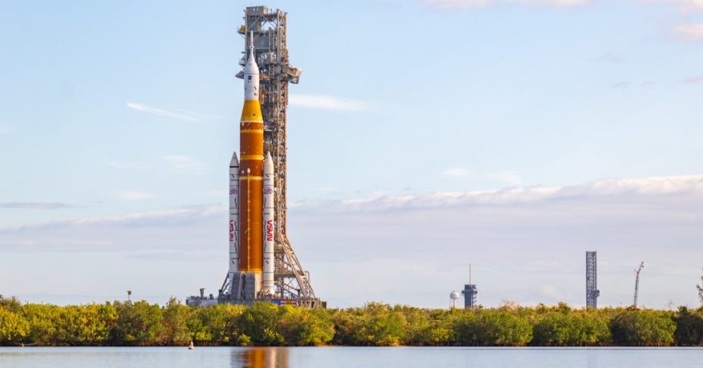 Artemis 2 se prépare pour le lancement : première étape des tests préliminaires sur la rampe de lancement.