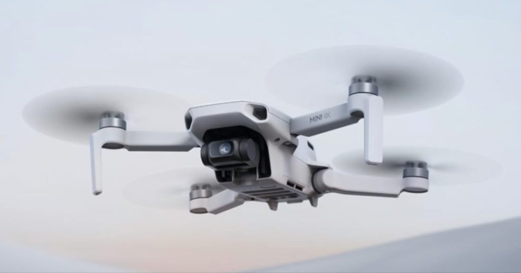 Le drone DJI Mini 4K atteint son prix le plus bas jamais enregistré, offrant une performance exceptionnelle pour les passionnés de photographie aérienne. Ce modèle compact et léger est idéal pour les débutants souhaitant s'initier au pilotage de drones tout en bénéficiant de fonctionnalités avancées.
Actuellement, le DJI Mini 4K est proposé à 239 $ sur Amazon, soit environ 220 € au taux de change actuel. Cette offre représente une réduction significative par rapport à son prix habituel de 299 $. (techradar.com)
Parmi ses caractéristiques notables, le DJI Mini 4K offre une caméra 4K stabilisée sur trois axes, garantissant des images nettes et fluides. Sa résistance au vent de niveau 5 et son autonomie de vol de 31 minutes en font un choix judicieux pour capturer des images aériennes de qualité. (techradar.com)
Cette promotion exceptionnelle est une occasion à ne pas manquer pour les amateurs de drones et de photographie aérienne.