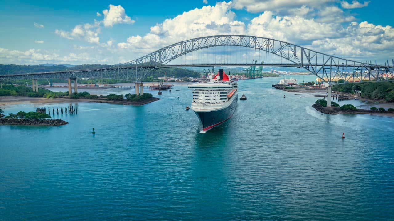Queen Mary 2 en le Canal de Panama