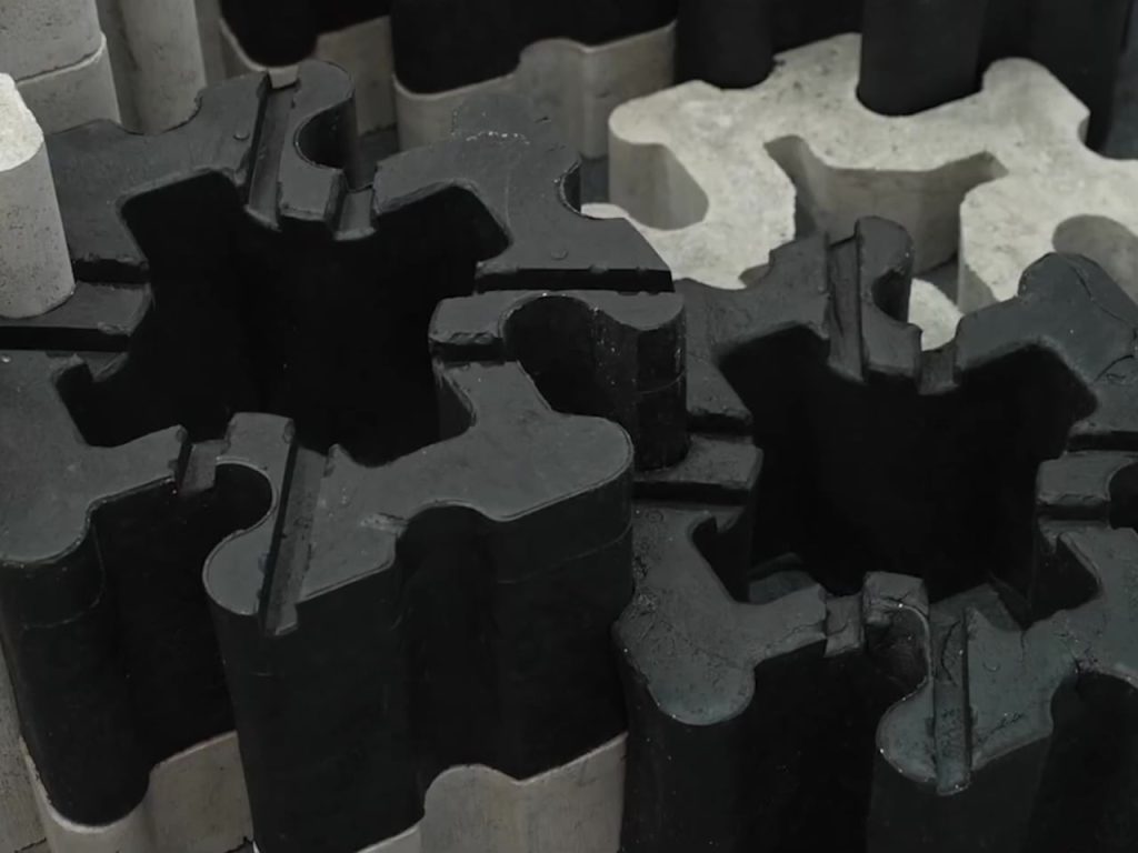 Transformez vos Filets de Pêche et Sacs à Snacks en Blocs de Mur de Soutènement : Une Astuce Écologique Inattendue!