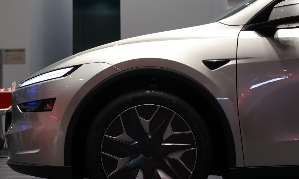 Tesla confirme sa stratégie FSD au CES 2026, un retard préoccupant pour les rivaux selon les analystes