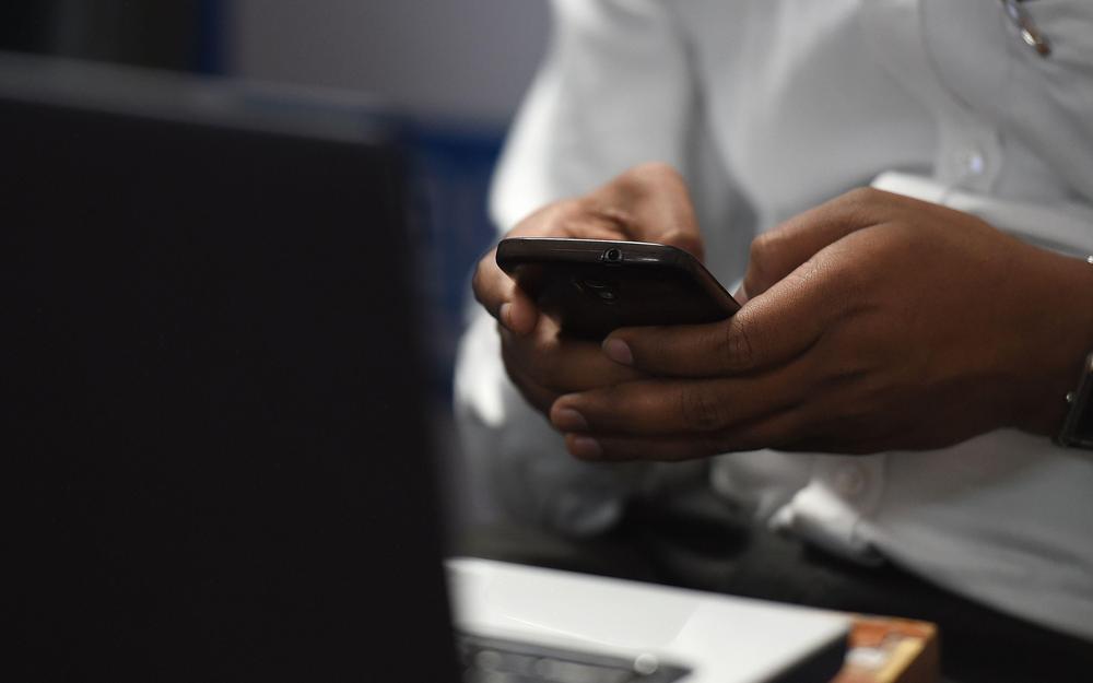 découvrez comment un réseau clandestin utilise des millions de smartphones android pour mener des activités secrètes et échappant au contrôle.