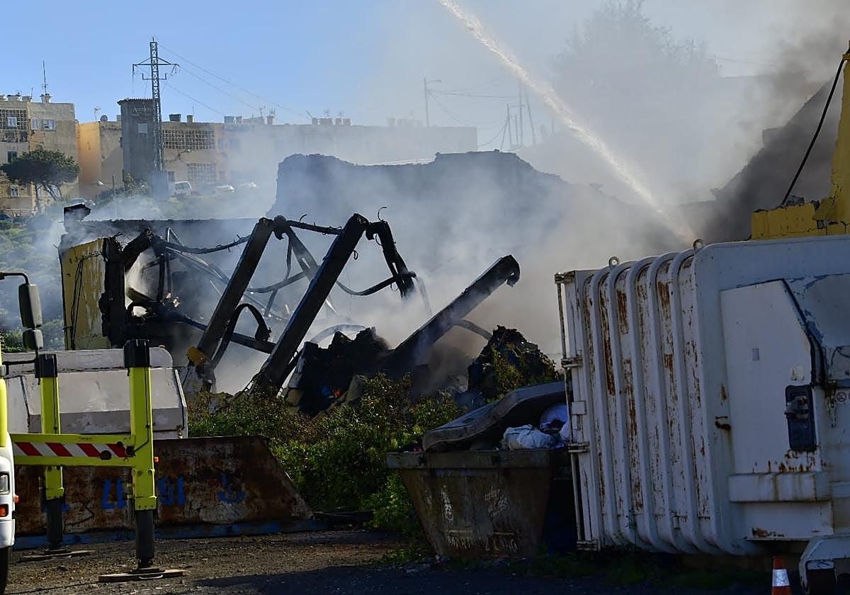 Dispositif de pompiers en incendie à Telde