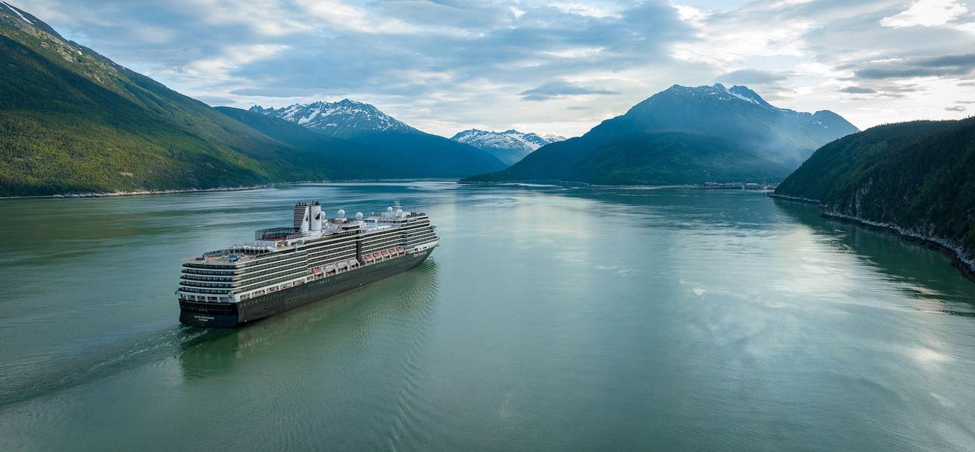 Crucero navegando entre icebergs en la Antártida