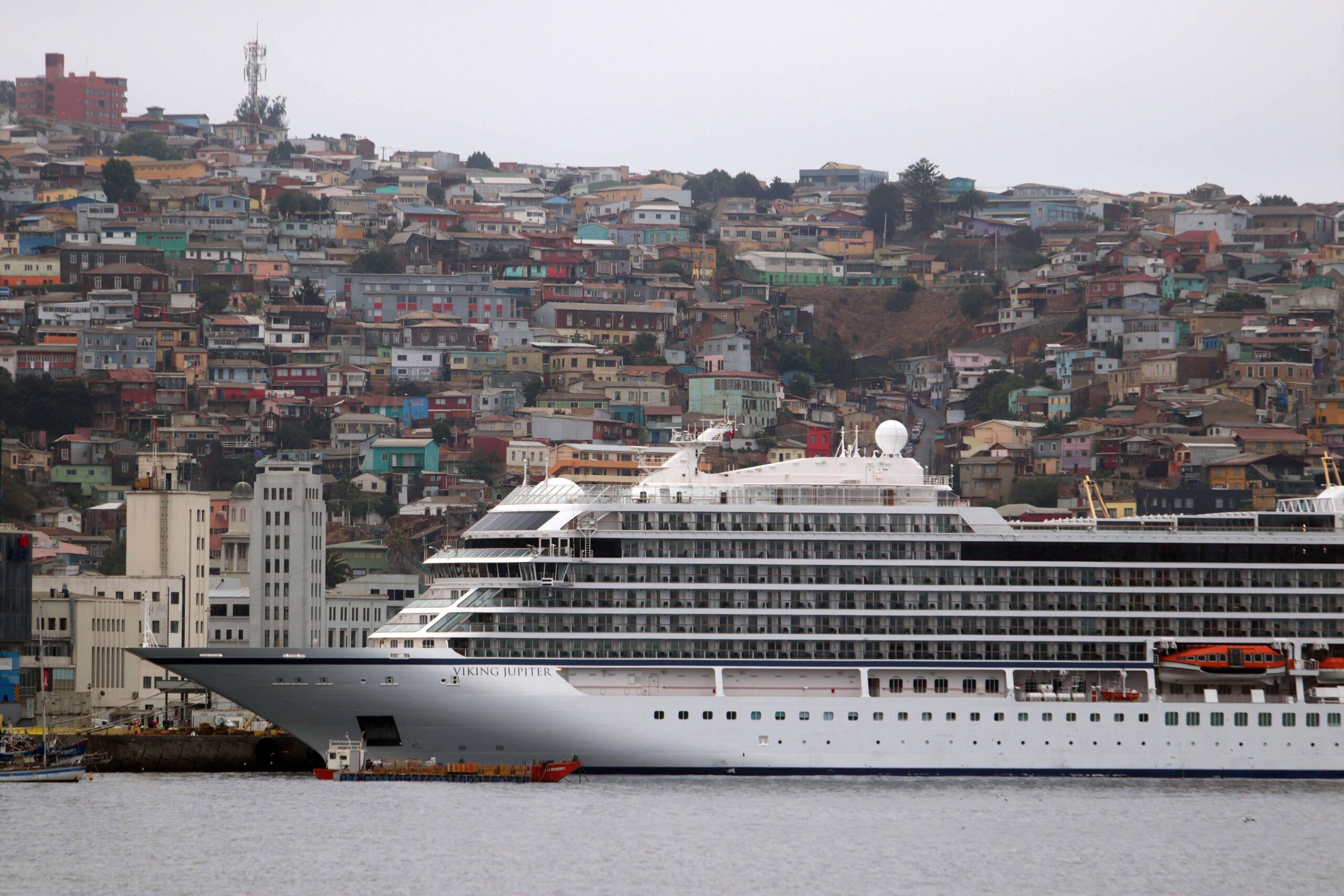 Vista del crucero Viking Jupiter en puerto