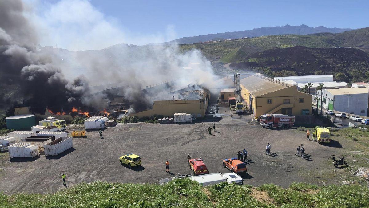 Incendio en punto limpio de Telde