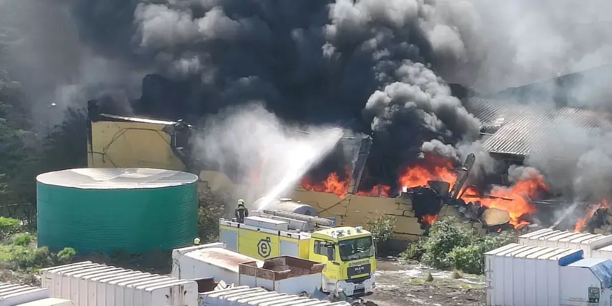Efectivos trabajando en incendio en punto limpio