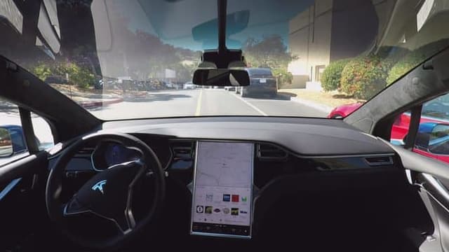 les conducteurs tesla ont parcouru plus de 8 milliards de miles grâce à la technologie de conduite autonome full self-driving (fsd), marquant une étape majeure dans l'évolution des véhicules électriques et autonomes.