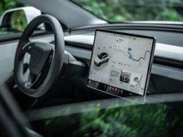 découvrez la controverse politique autour du partenariat portuaire entre tesla et trelleborg, ses enjeux économiques et les débats qu'elle suscite.