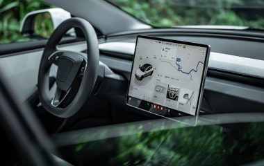 découvrez la controverse politique autour du partenariat portuaire entre tesla et trelleborg, ses enjeux économiques et les débats qu'elle suscite.