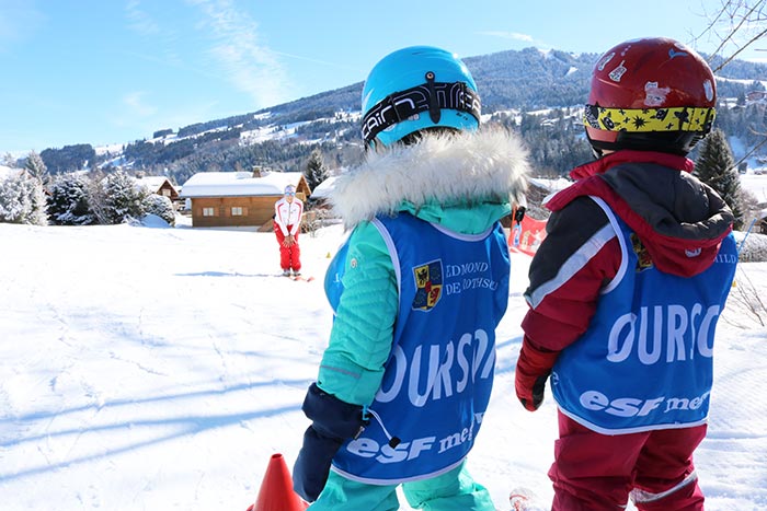 découvrez notre guide pratique pour profiter pleinement du ski en famille et initier vos enfants aux joies de la montagne en toute sécurité.