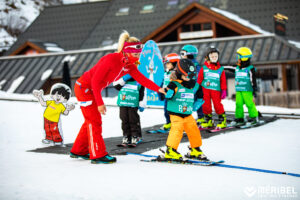 découvrez notre guide pratique pour apprendre à skier avec vos enfants en toute sécurité et profiter pleinement des joies de la montagne en famille.