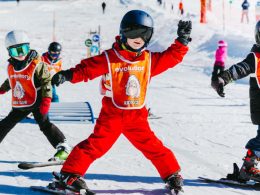 découvrez notre guide pratique pour apprendre à skier avec vos enfants en toute sécurité et en vous amusant. conseils, astuces et équipements adaptés pour toute la famille.