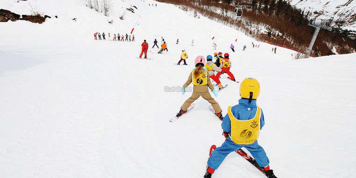 découvrez notre guide pratique pour initier vos enfants au ski en toute sécurité et plaisir, avec des conseils adaptés à chaque âge.