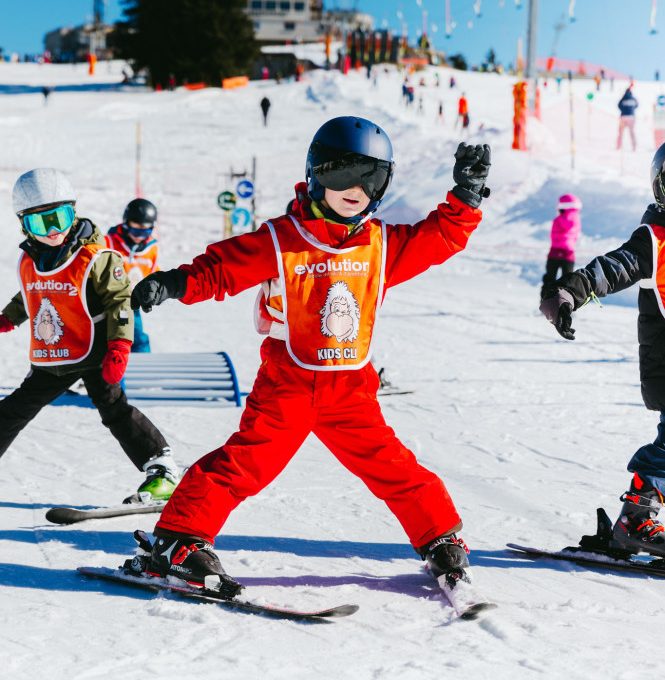 découvrez notre guide pratique pour apprendre à skier avec vos enfants en toute sécurité et en vous amusant. conseils, astuces et équipements adaptés pour toute la famille.