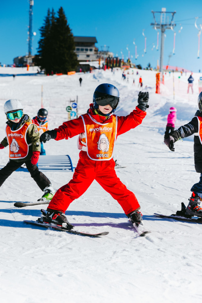 découvrez notre guide pratique pour apprendre à skier avec vos enfants en toute sécurité et en vous amusant. conseils, astuces et équipements adaptés pour toute la famille.