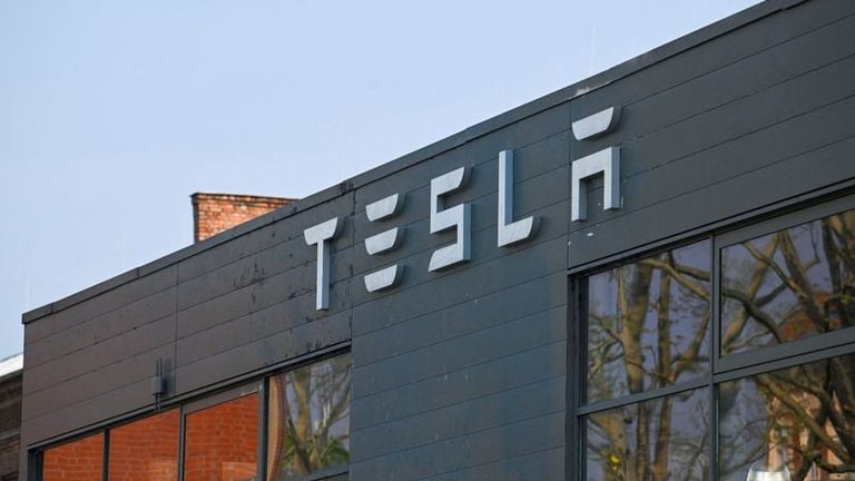 le directeur de tesla giga berlin fait l'objet d'une enquête pour diffamation, suscitant de vives réactions dans le secteur automobile.