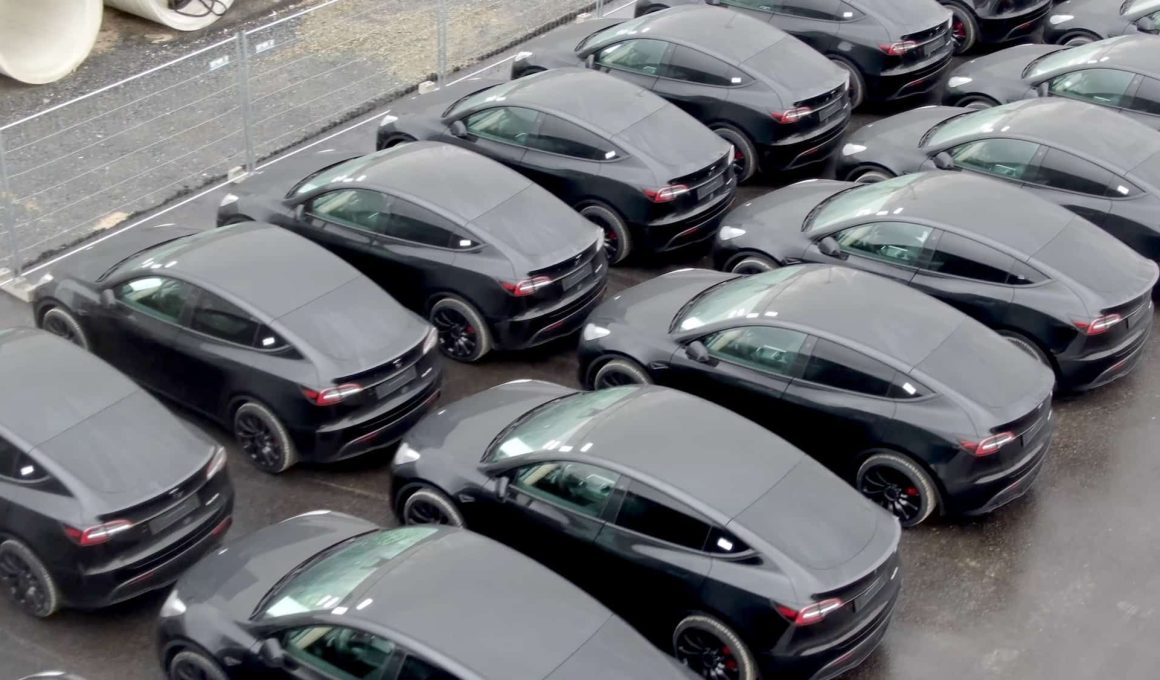 enquête ouverte pour diffamation visant le directeur de tesla giga berlin, mettant en lumière des accusations et tensions au sein de la célèbre usine allemande.