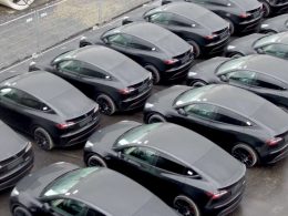 enquête ouverte pour diffamation visant le directeur de tesla giga berlin, mettant en lumière des accusations et tensions au sein de la célèbre usine allemande.