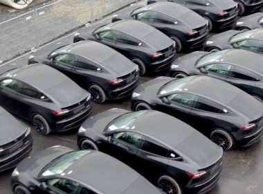 enquête ouverte pour diffamation visant le directeur de tesla giga berlin, mettant en lumière des accusations et tensions au sein de la célèbre usine allemande.