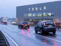 elon musk met en garde contre les risques pour la croissance de tesla giga berlin sans une gestion externe efficace. découvrez les enjeux et défis à venir.