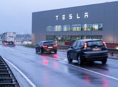 elon musk met en garde contre les risques pour la croissance de tesla giga berlin sans une gestion externe efficace. découvrez les enjeux et défis à venir.