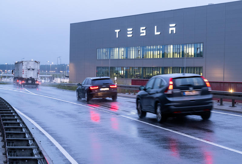 elon musk met en garde contre les risques pour la croissance de tesla giga berlin sans une gestion externe efficace. découvrez les enjeux et défis à venir.