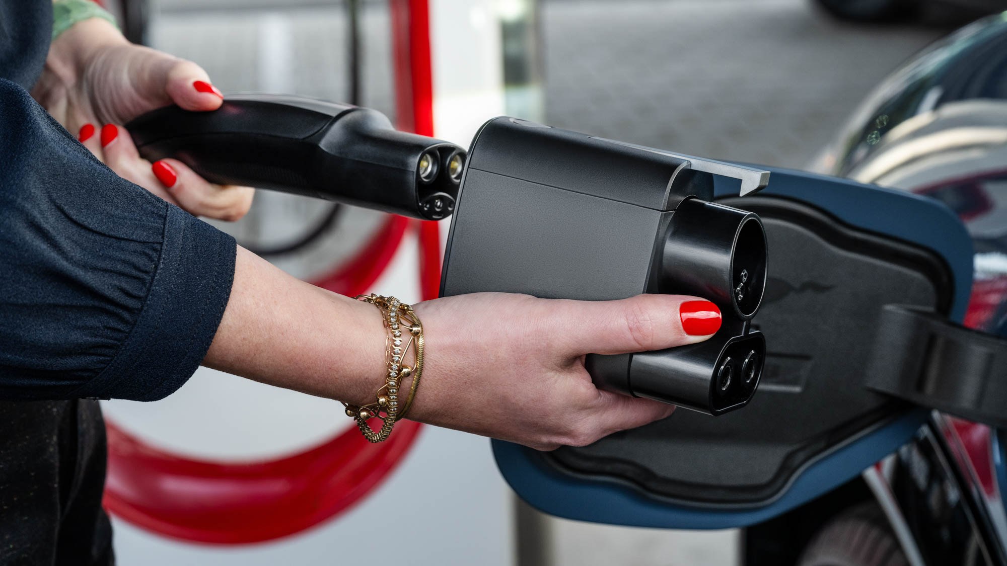 découvrez comment ford intègre la gigafonderie et la technologie 48v dans le cybertruck pour améliorer performance et efficacité énergétique.