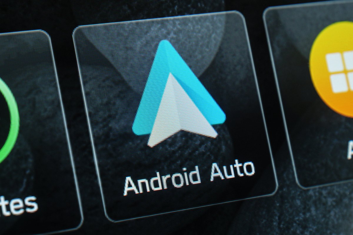 google améliore l'intégration des vidéos sur android auto pour une expérience multimédia plus fluide et sécurisée en voiture.