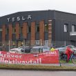 découvrez comment les grévistes de tesla en suède font face à des défis liés aux problèmes fiscaux, impactant leurs revendications et le secteur automobile.