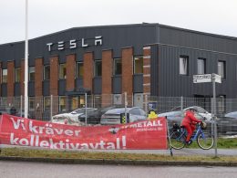 découvrez comment les grévistes de tesla en suède font face à des défis liés aux problèmes fiscaux, impactant leurs revendications et le secteur automobile.