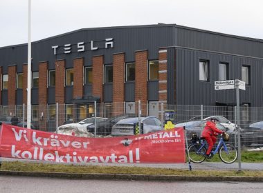découvrez comment les grévistes de tesla en suède font face à des défis liés aux problèmes fiscaux, impactant leurs revendications et le secteur automobile.