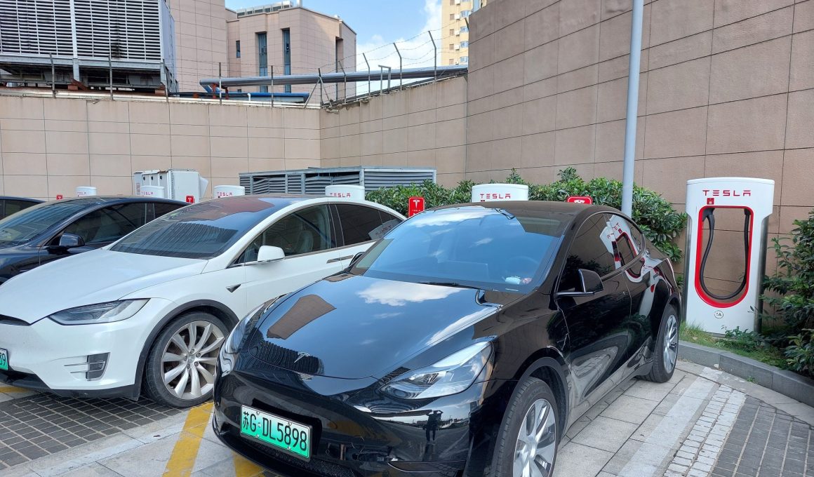 la justice suédoise soutient la grève des employés des stations tesla supercharger, mettant en lumière les enjeux sociaux et les revendications des travailleurs.